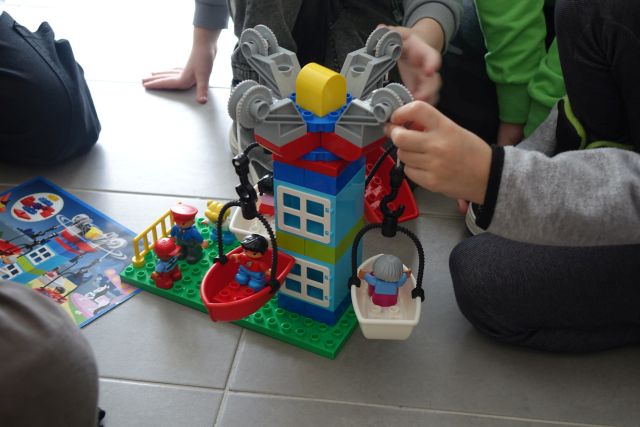 budowla przedstawiająca blok trzymający statki na linanch z klocków lego