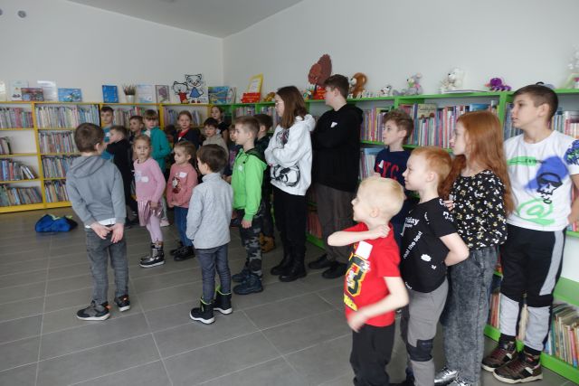 dzieci ustawione w rzędach biorą udział w konkurencji biegu z klockiem na głowie