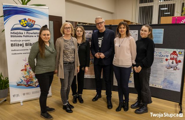 5 bibliotekarek pozuje do zdjęcia z mężczyzną w granatowej marynarce, autorem książek i reporterem Mariuszem Szczygłem