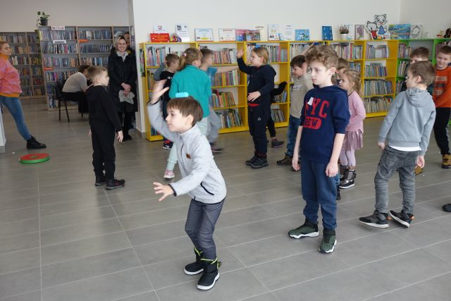 Dzieci biegną z klockiem na głowie