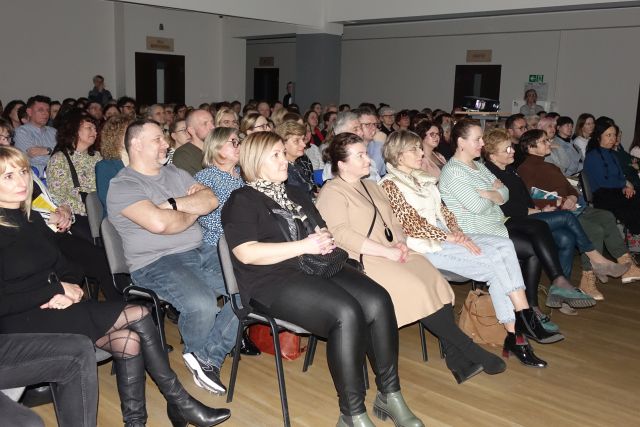 uczestnicy spotkania siedzący na krzesłach