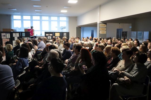 prawie dwusetka uczestników spotkania siedzących na krzesłach