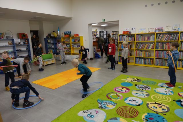 dzieci przed zajęciami z kodowania i robotyki rozgrzewają się ćwicząc z hula hop