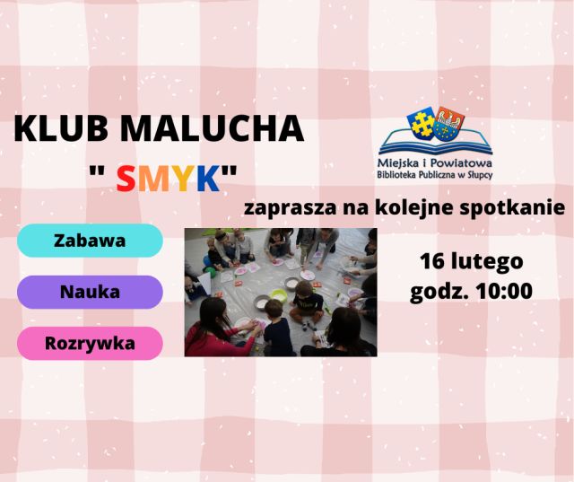 na różowym tle w prawym górnym rogu logo biblioteki, na środku zdjęcie dzieci bawiących się z rodzicami kolorowymi kredami i solą