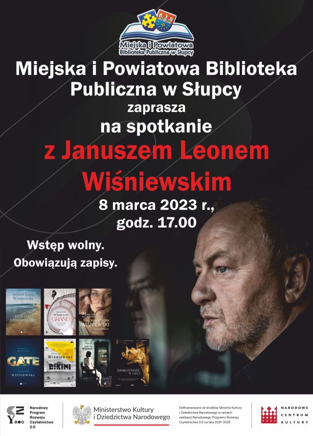 na czarnym tle zaproszenie na spotkanie z Januszem Leonem Wiśniewskim 8 marca o godz. 17.00, z prawej strony mężczyzna, z lewej okładki książek