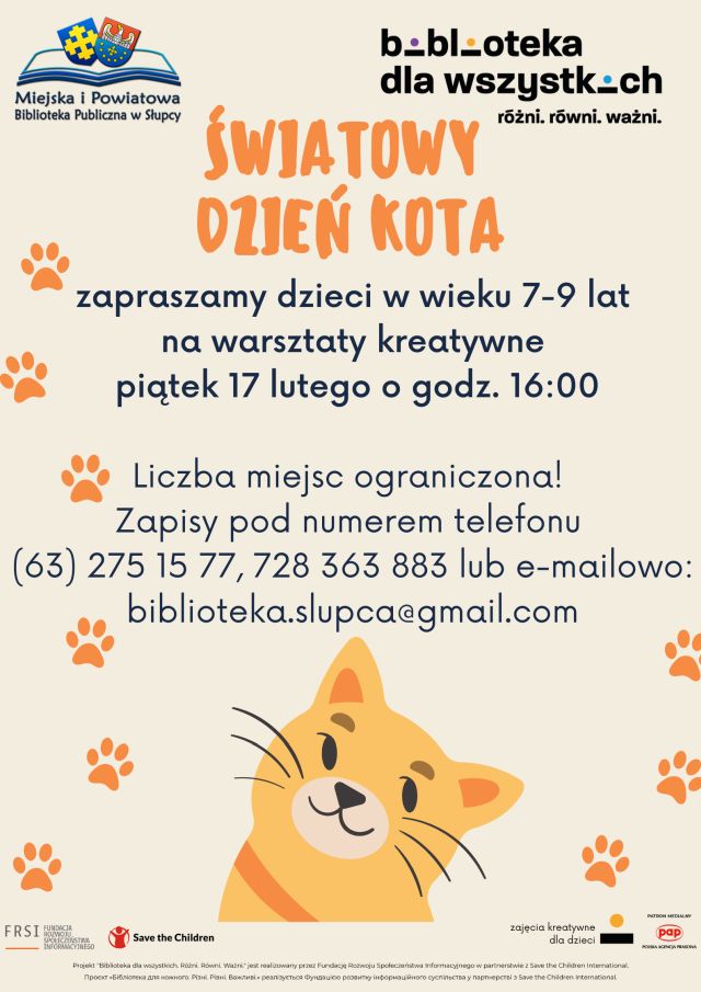 na jasno różowym tle informacja o warsztatach, u dołu pomarańczowy kot, po lewej i prawej strony ślady kota, u góy logo biblioteki