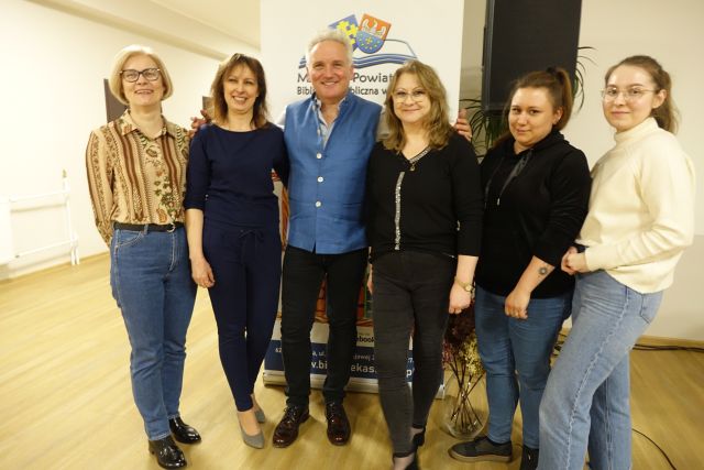 5 kobiet i mężczyzna pozują do zdjęcia