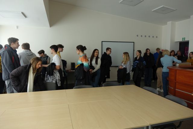 młodzież w sali komputeraowej