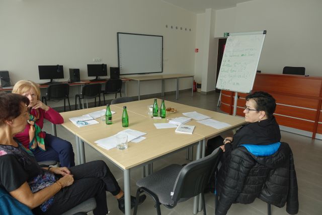 trzy seniorki uczą się angielskiego 