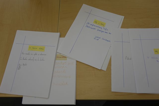 kartki z wierszami napisanymi przez młodzież