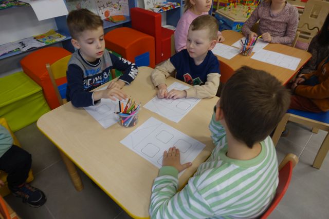 dzieci malują domki na kartkach