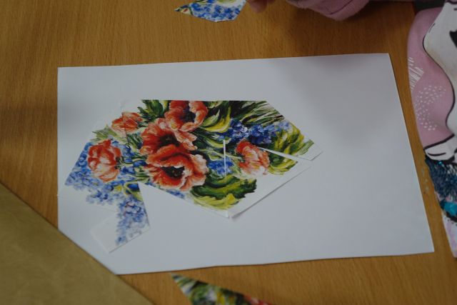 puzle z pociętych kartek z ilustarcją kwiatów