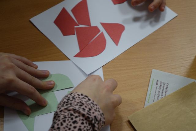 dzieci układają puzle z pociętych kartek 