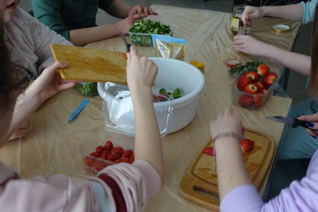 dzieci szykują sałatkę z warzyw