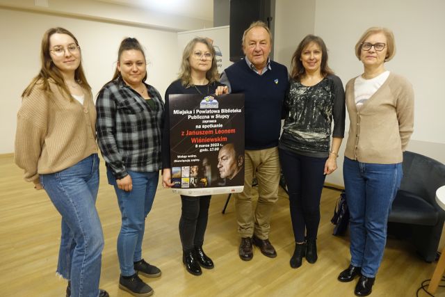 5 kobiet pozuje do zdjęcia z autorem książek