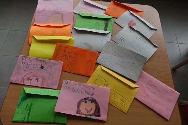 koperty wykonane przez dzieci leżące na stoliku