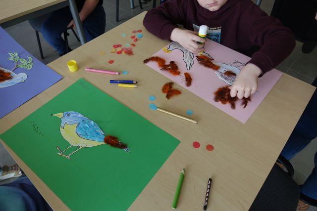 dwie przyklejone na kartkach ilustracje ptoków ozdobione farbami i pomalowane