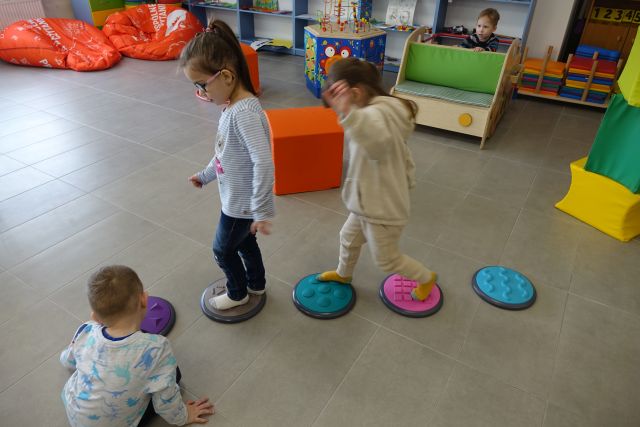 dwie dziewczynki idą po ścieżce sensorycznej