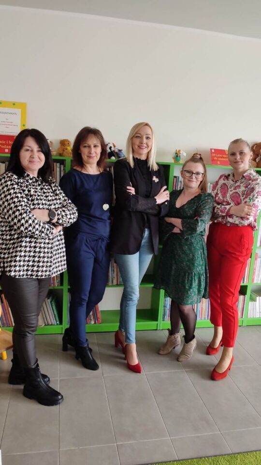 5 kobiet pozuje do zdjęcia, w tle regały