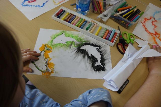 żółty czarny i zielony delfiny wykonane przez dzieci