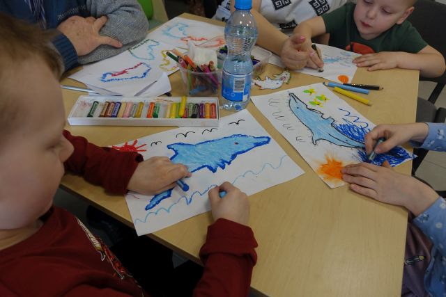 rysunki delfinów wykonanych przez dzieci