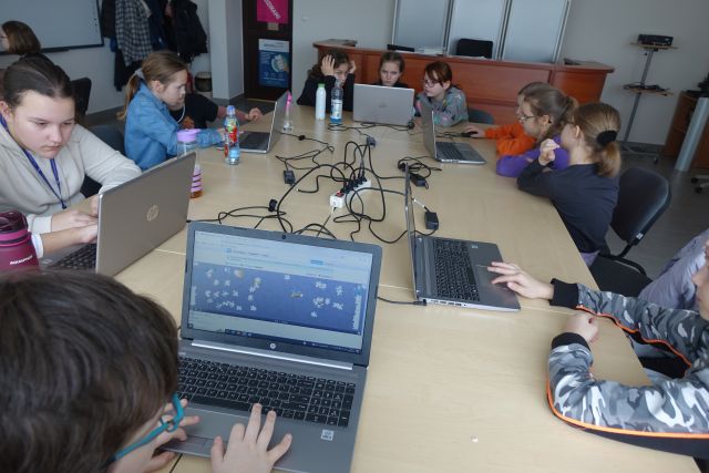 młodzież pracuje przy laptopach