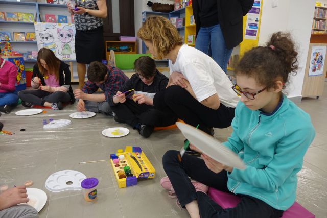 młodzież maluje na papierowych talerzykach