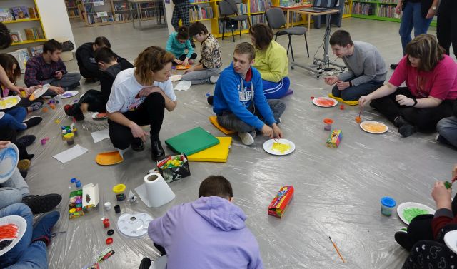 dzieci malują na papierowych talerzykach