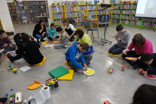 młodzież maluje na papierowych talerzykach