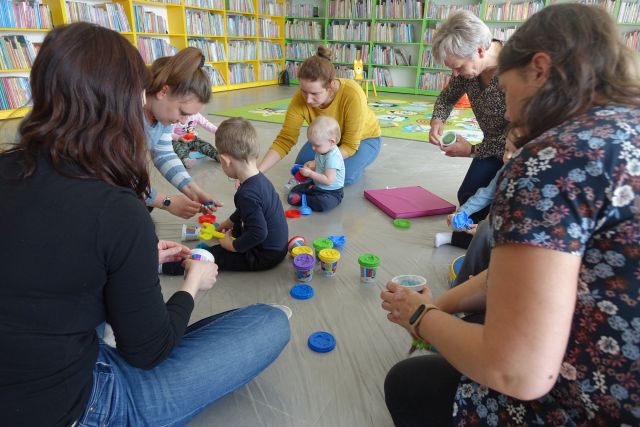 dzieci i rodzice lepią w ciastolinie