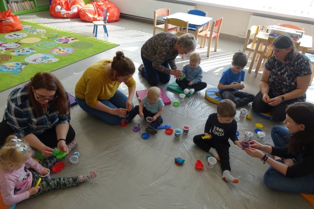 Dzieci i rodzice lepią w ciastolinie