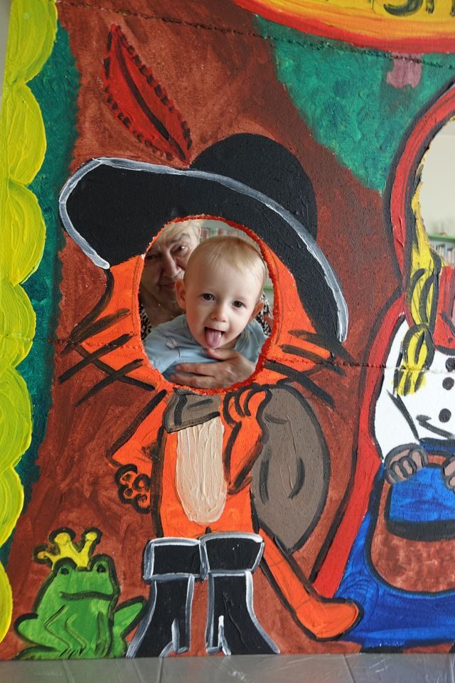 chłopiec pozuje do zdjęcia w fotobudce