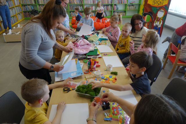 uczestnicy warsztató z różnych materiałów tworzą książki dotykowe