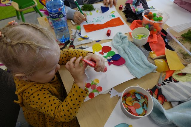 uczestnicy warsztatów z różnych materiałów tworzą książki dotykowe