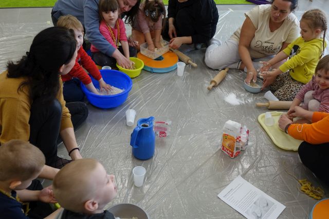 dzieci i rodzice robią masę solną w miskach