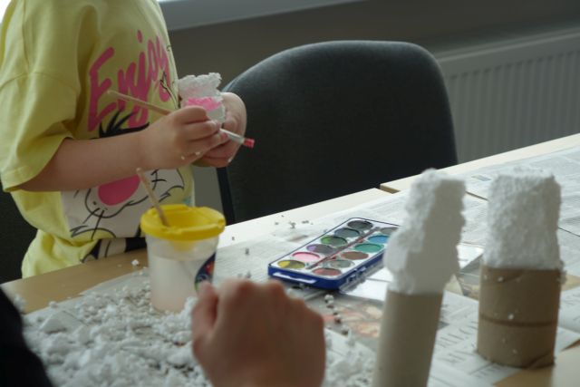 dziewczynka wykonuje ze styropianu kaktusa