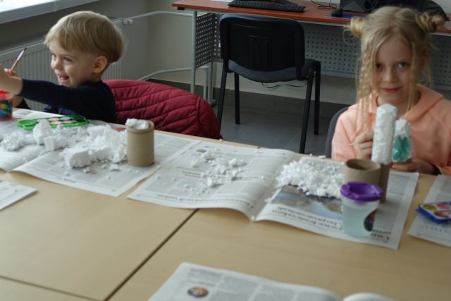 chłopiec i dziewczynka wykonują kaktusy ze styropianu