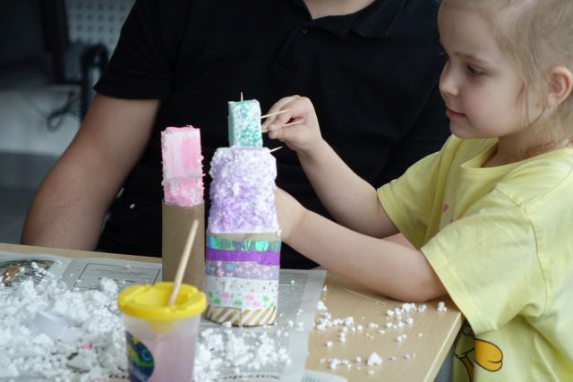 dziewczynka maluje kaktusa ze styropianu