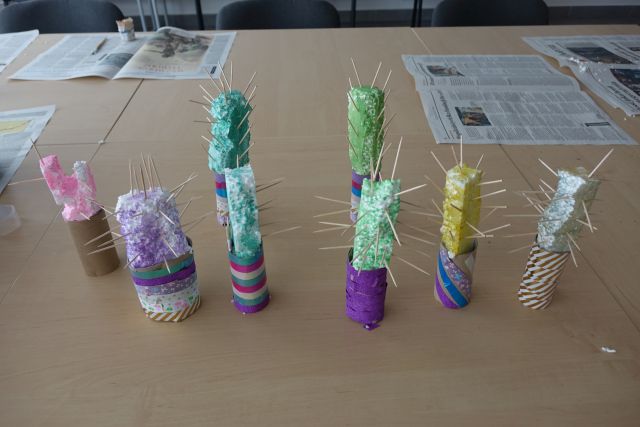 8 wykonanych przez dzieci i rodziców styropianowych kaktusów