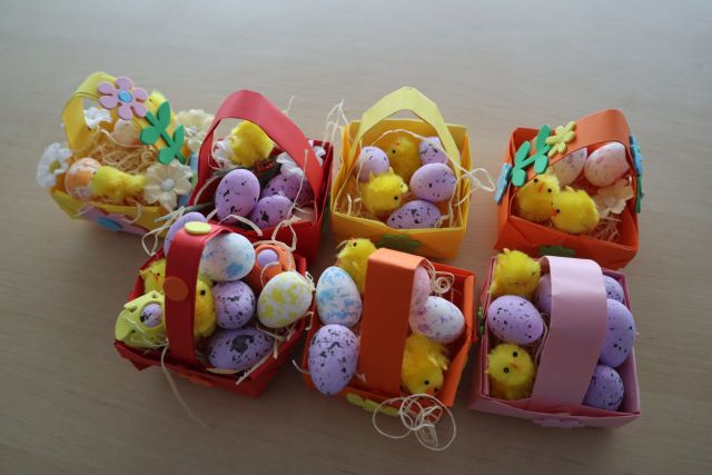 koszyczki z jajkami i kurczaczkami wykonane przez uczestników warsztatów