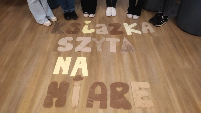 stopy młodzież przed nimi na podłodze litery wycięte z bloku technicznego