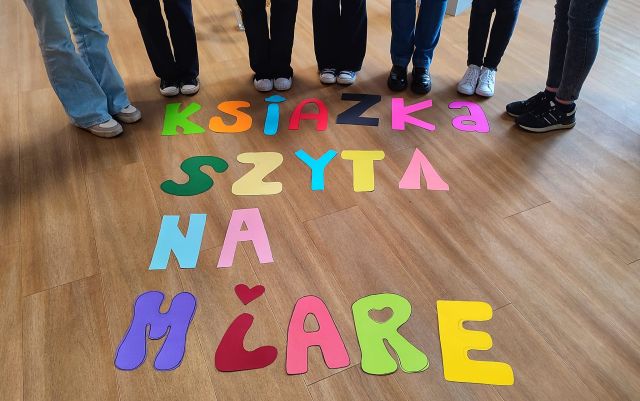 stopy młodzież przed nimi na podłodze litery wycięte z bloku technicznego