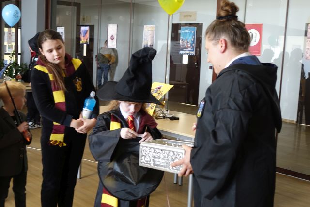 dzieci przebrana za czarodziejó losują kartki ze skrzyni