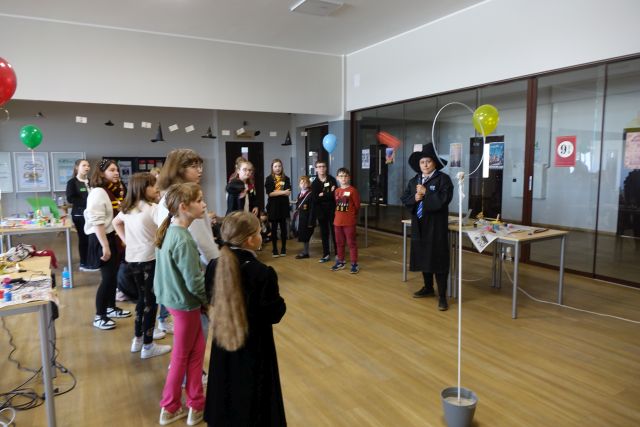 uczestnicy dnia Harrego Pottera biorą udział w zawodach rzucania przez obręcz