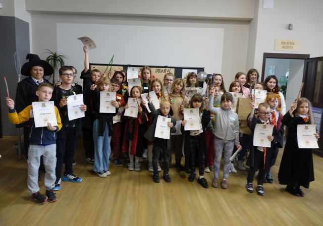 uczestnicy Dnia Harrego Pottera pozują do zdjęcia