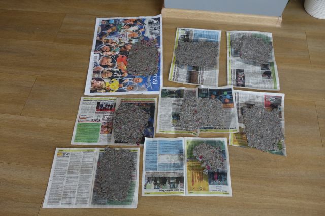stworzony przez młodzież papier rozłożony na gazetach