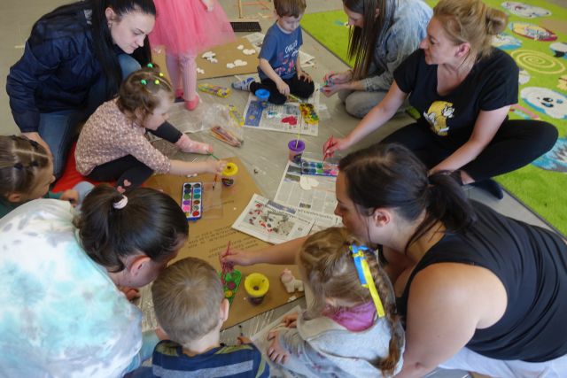 dzieci i rodzice malują farbkami