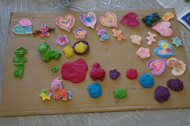 pokolorowane figurki z masy solnej