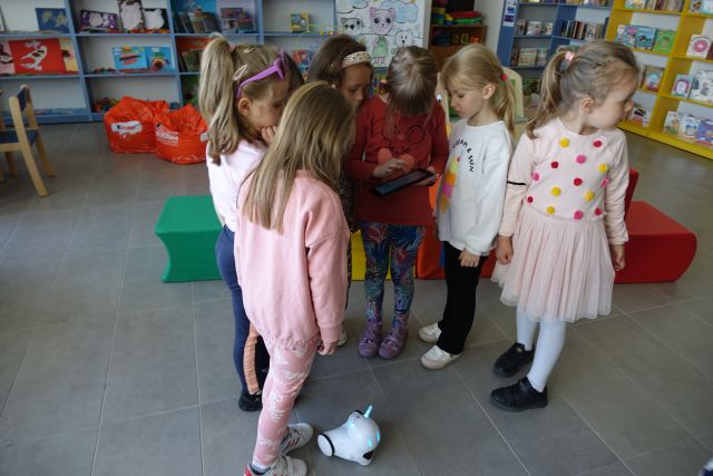dzieci sterują przy pomocy tabletów robotami Photon