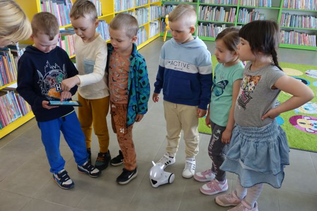 dzieci sterują przy pomocy tabletów robotami Photon